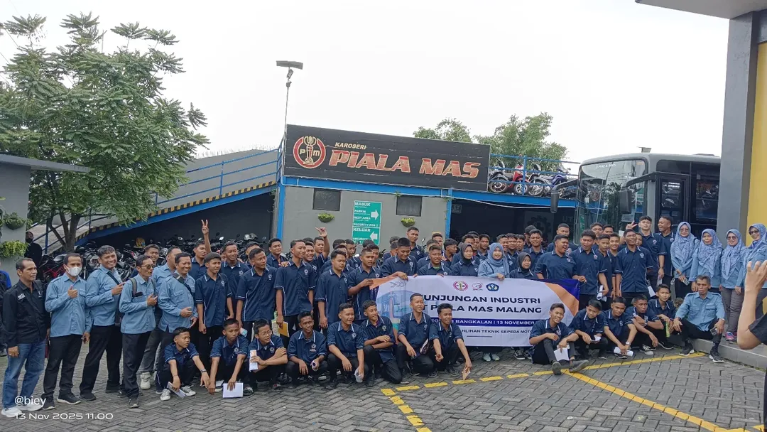 Siswa Kelas X dan XI Jurusan Teknik Sepeda Motor (TSM) SMKN 3 Bangkalan melaksanakan kegiatan Kunjungan Industri ke PT Piala Mas Industri (Karoseri Piala Mas) di Malang